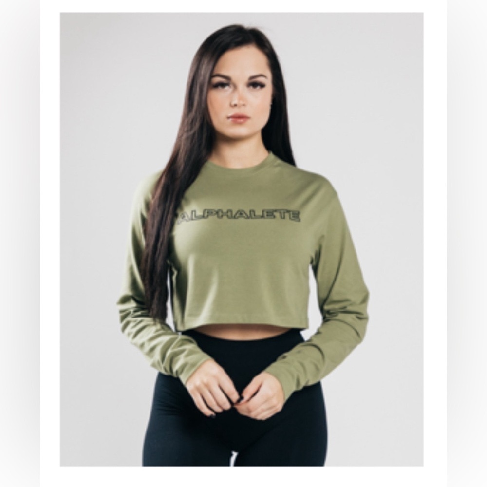 Alphalete Outlined Long Sleeve Crop Shirt in Tactical Green